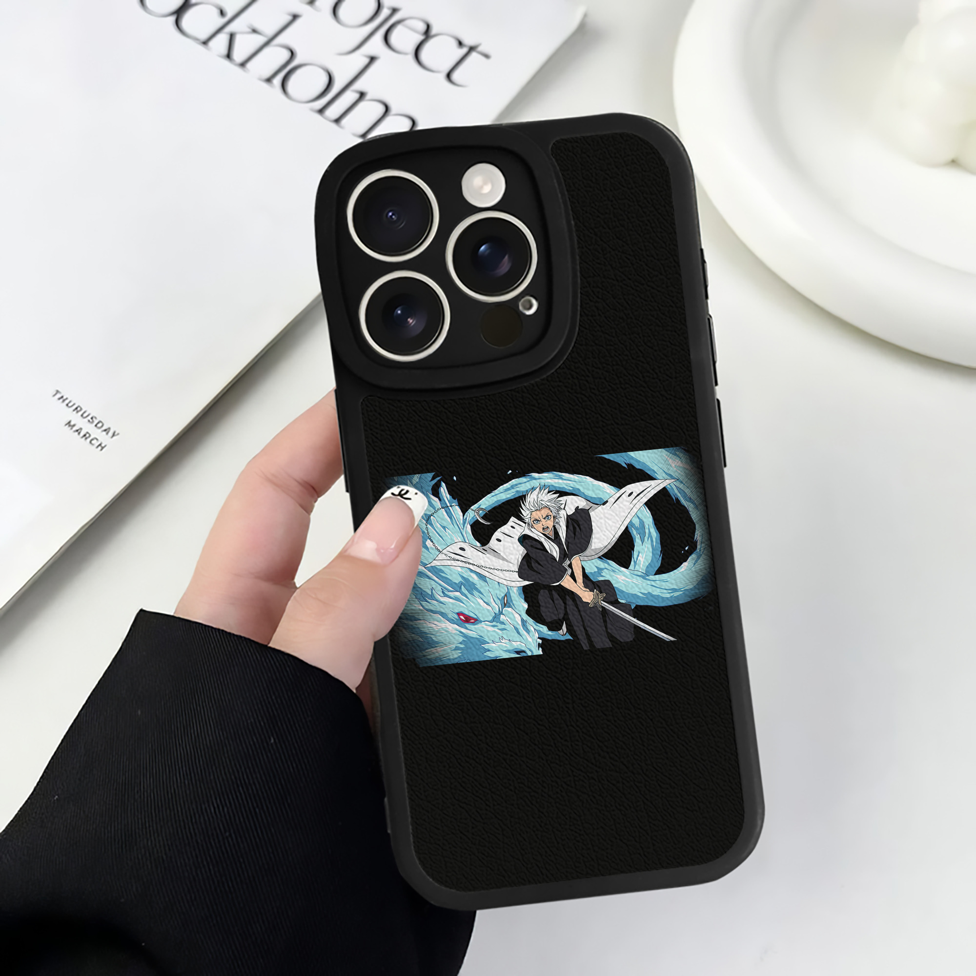 （画像用） ブリーチ 日番谷冬獅郎（ひつがや とうしろう） BLEACH Hitsugaya Toushirou 【iPhone 16シリーズ対応】シリコンスマホケース（レザー調） 材質：シリコン